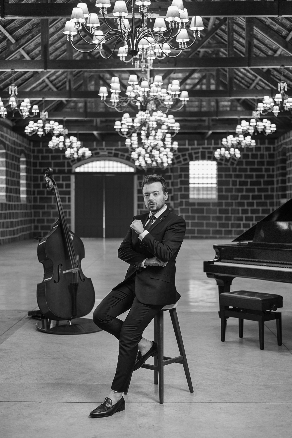 Rafael Lumi tocando piano